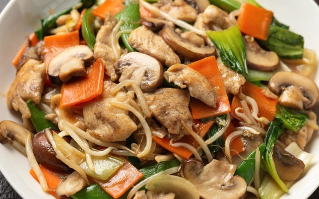 Chop suey, picadinho de frango oriental com legumes