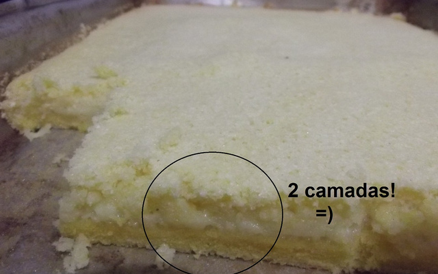 Bolo de fubá com queijo e coco