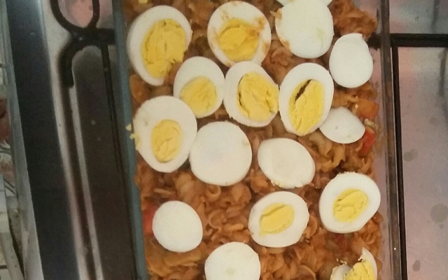 Macarrão parafuso ao molho de sardinha e ovos cozidos.