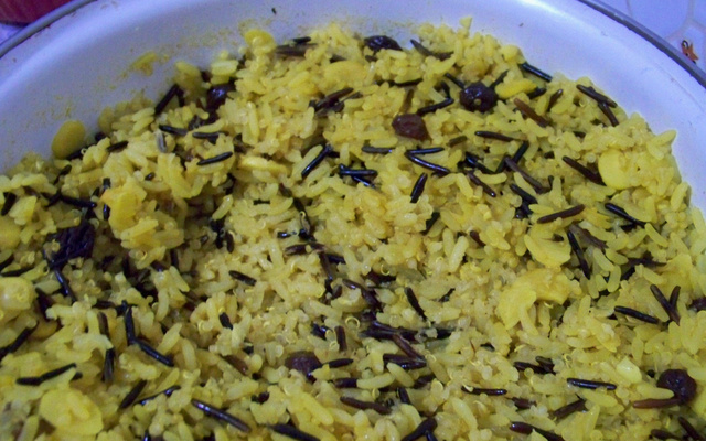 Mix de arroz selvagem e quinua com amêndoas, uvas passas e cúrcuma