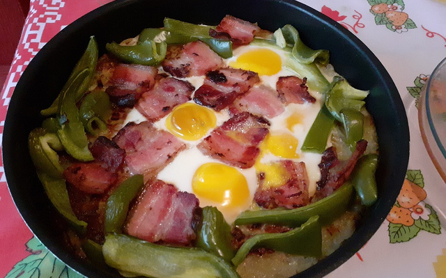 Batata de frigideira com bacon e ovo