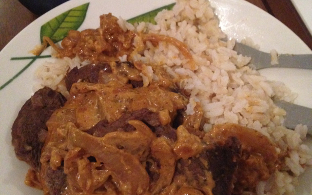 Bife acebolado com molho de maionese