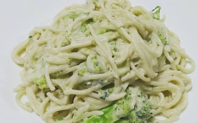 Espaguete ao molho branco com brócolis