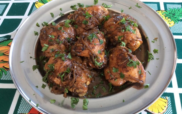 Sobre coxa na cebola queimada