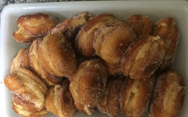 Sonho com recheio de doce de leite