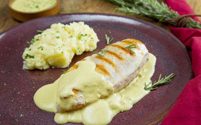 PEITO DE FRANGO COM MOLHO DE MOSTARDA E PURÊ DE BATATAS AMANTEIGADO