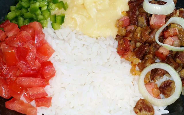 Pirão de aipim com carne de sol e salada