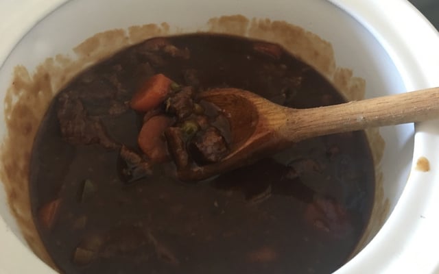 Carne com creme de cebola e cerveja