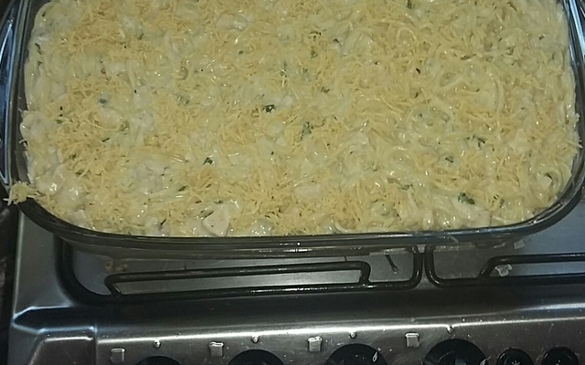 Macarrão ao molho branco e frango