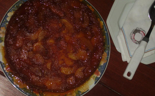 Bolo de maçã e limão caramelado