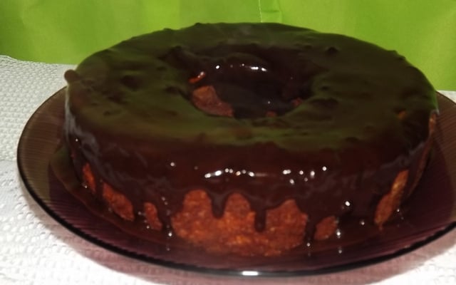 Bolo de cenoura com calda de chocolate