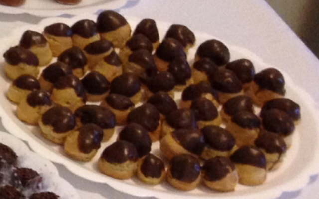 Carolina ou bomba de doce de leite com chocolate