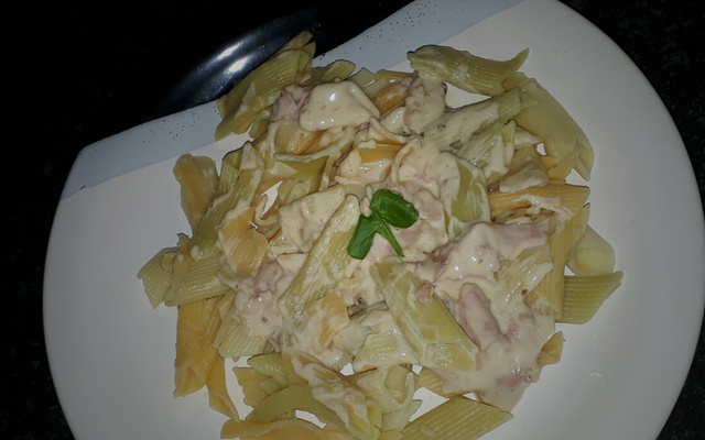 Macarrão com presunto e queijo