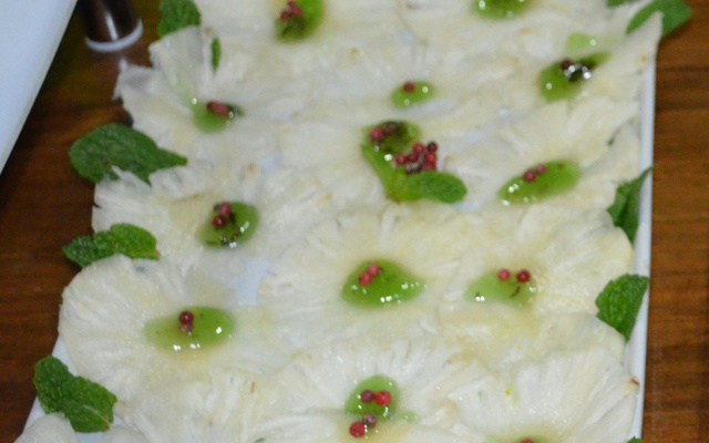 Carpaccio de abacaxi com geleia de hortelã