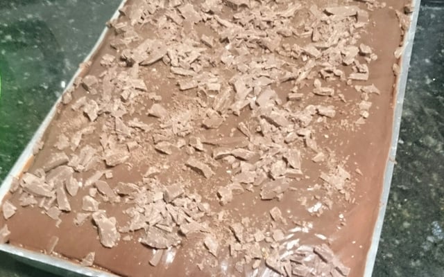 Bolo de cenoura com calda de chocolate que derrete na boca