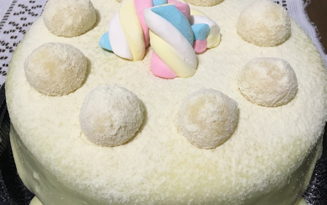 Bolo vulcão de leite em pó com creme de avelã