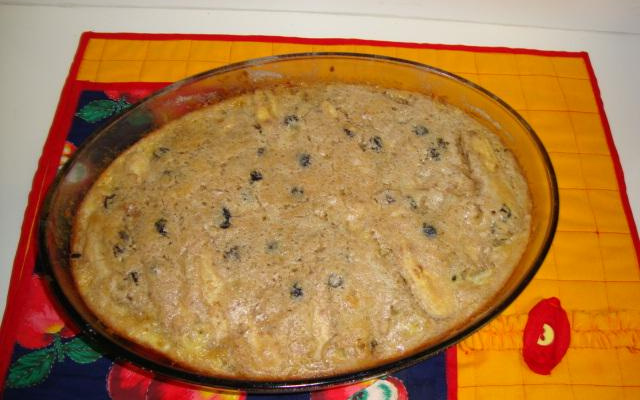 Cuca de banana com passas