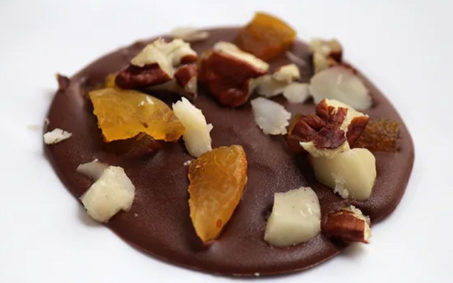 Mendiants (discos de chocolate com frutas secas)