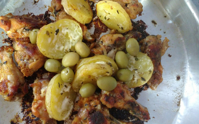 Coxa de frango assada com batatas