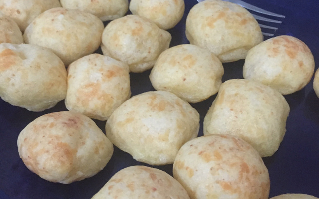 Pão de queijo empanado