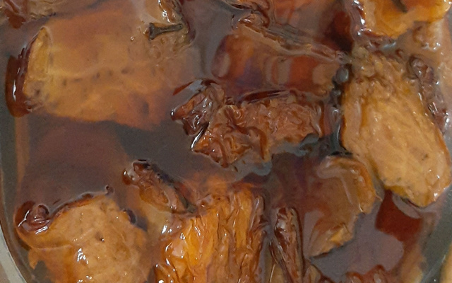 Doce de caju com calda