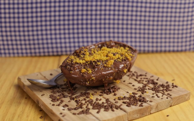 Ovo de páscoa recheado com bolo de cenoura