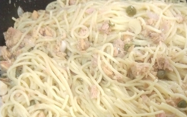 Spaghet ao molho de alcaparras, cogumelos e atum