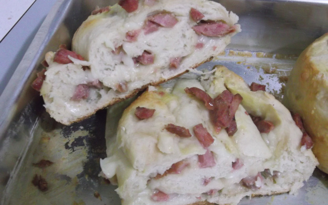 Pão recheado de calabresa