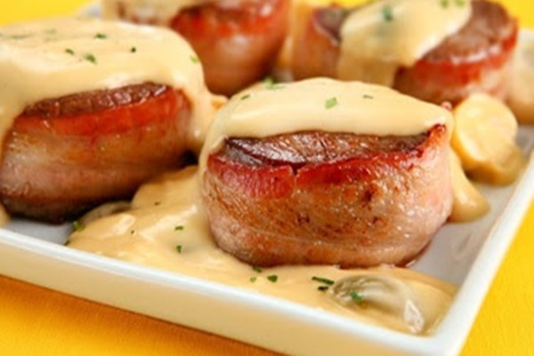 Medalhão com molho de cogumelos e azeitonas