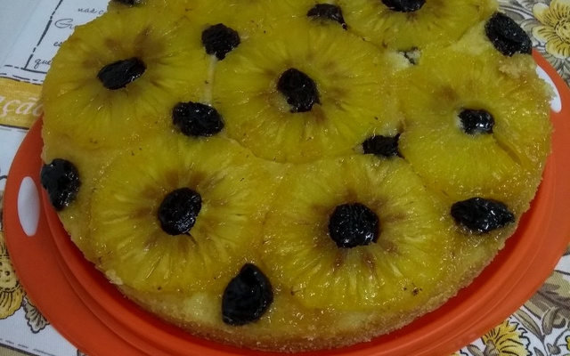 Bolo invertido de abacaxi