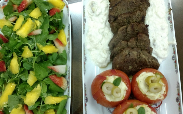 Filé mignon ao molho gorgonzola e tomates recheados