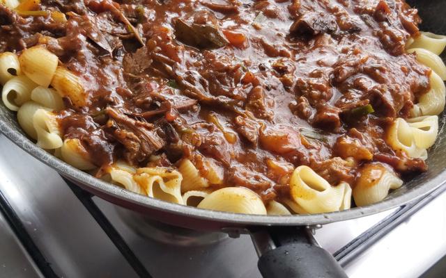 Macarrão caramujo com carne de panela