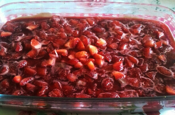 Brigadeirão com doce de morango