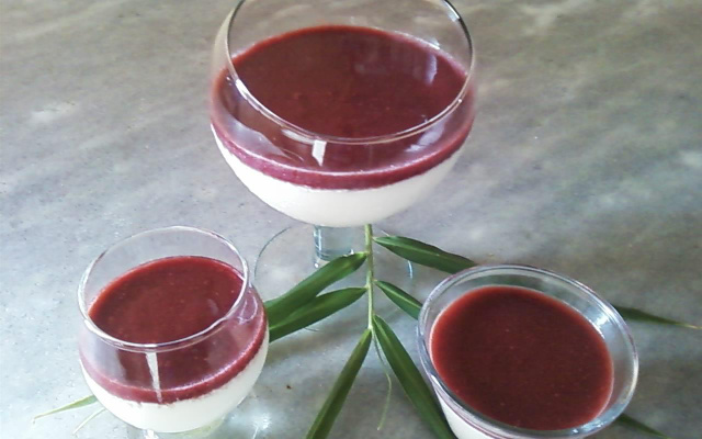 Panna cotta light com geleia de morango