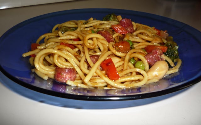 Yakisoba com linguiça