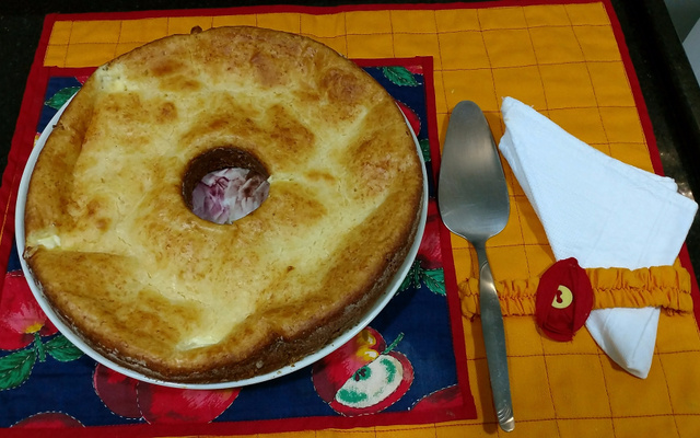 Pão de queijo gigante, recheado com requeijão cremoso