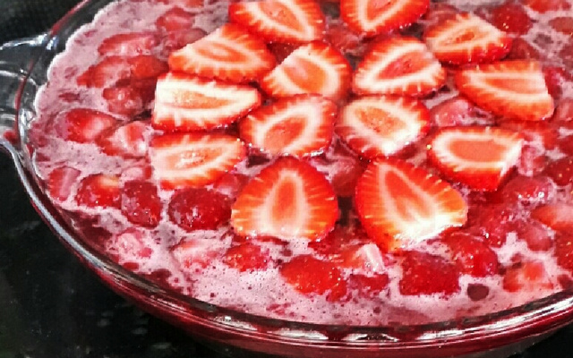 Brigadeirão com doce de morango