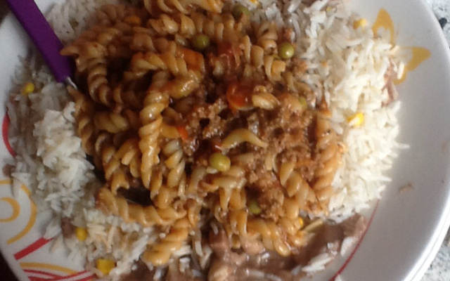 Macarrão de panela de pressão com frango queijo e presunto