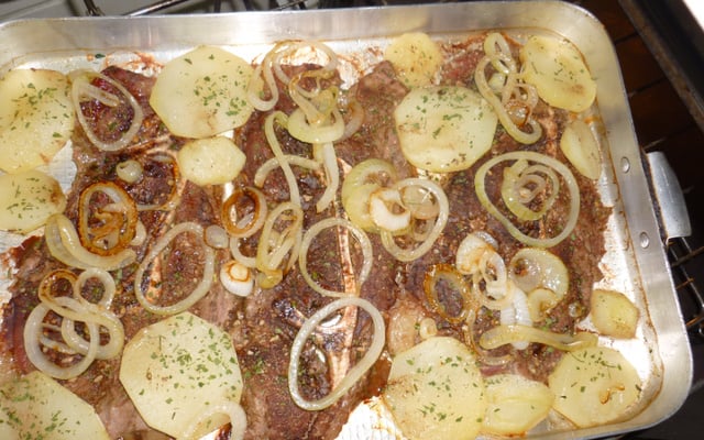 Chuleta assada com batatas