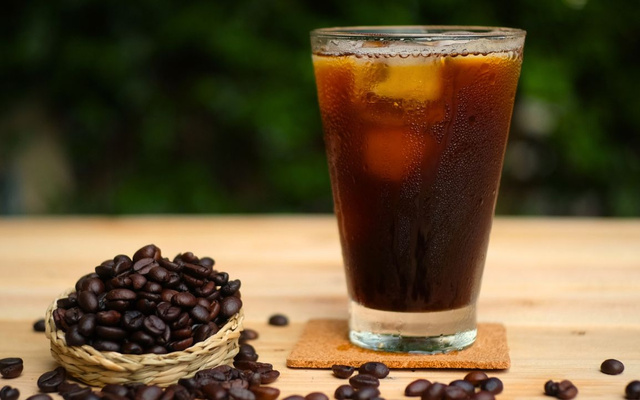Copo de café gelado com cubos de gelo que não fica aguado