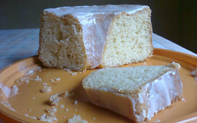 Bolo de iogurte com cobertura de limão