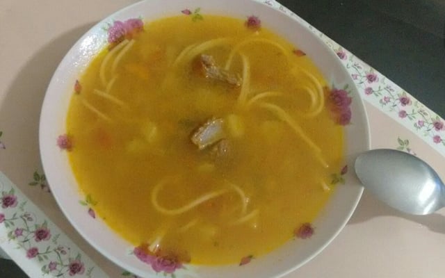 Sopa de legumes com frango e macarrão