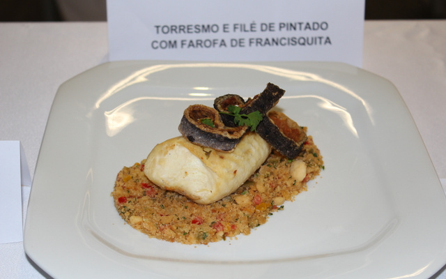Torresmo e filé de pintado com farofa de francisquita