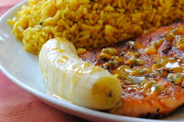 Salmão grelhado ao molho de maracujá com banana assada