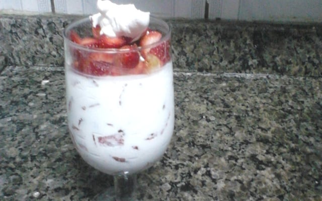 Morango com chantilly e suspiro