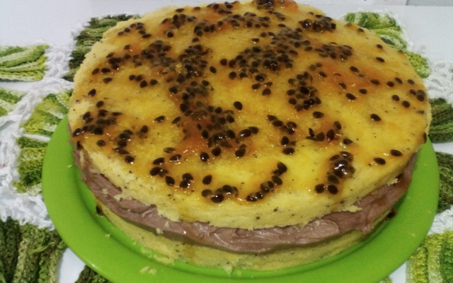 Bolo de maracujá com chocolate no micro-ondas