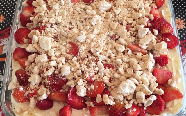 Sobremesa de morangos com suspiro