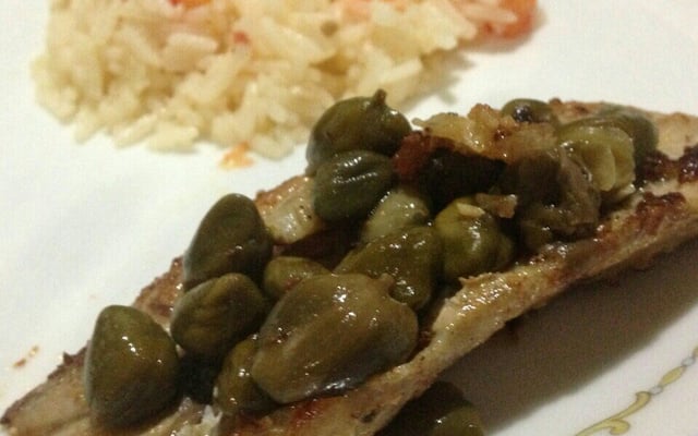 Filé de peixe com alcaparras