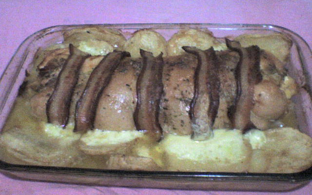 Lagarto com batatas douradas e molho