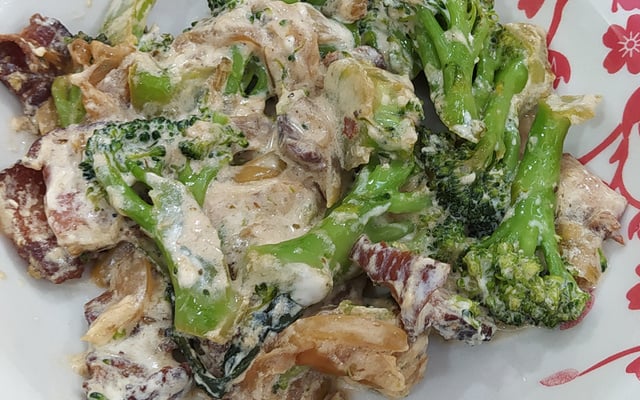 Brócolis com bacon e creme de leite